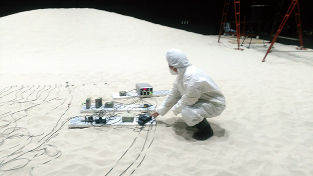 月面での探査に向けた研究（JAXAテストフィールドで実験を行う学生）